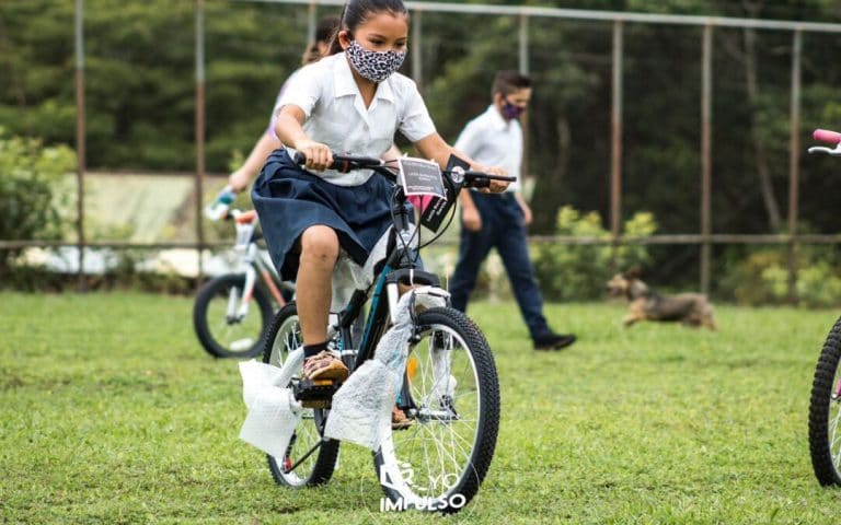 Programa "A la escuela en bici" donó 77 bicicletas a niños en Cutris de San Carlos