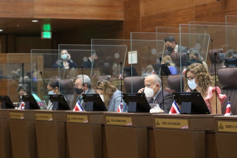 Diputados dan el primer "sí" a cannabis medicinal, cáñamo industrial y rebaja del marchamo 2022