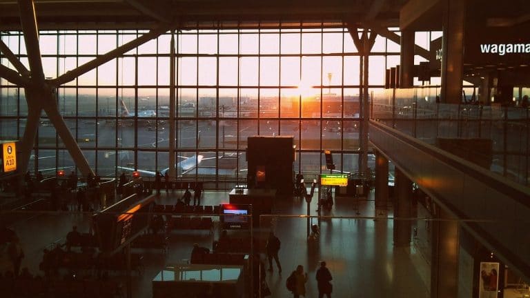 Personas vacunadas en Costa Rica que viajen a Inglaterra ya no deberán hacer aislamiento