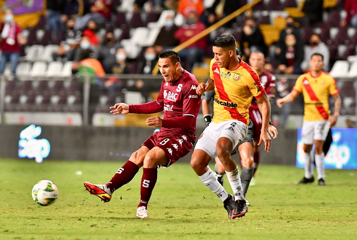 Imagen principal del artículo: Herediano vence a Saprissa en el primer partido de la gran final