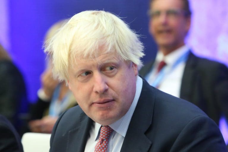 Reino Unido: Gobierno de Johnson pende de un hilo tras renuncia de ministros clave 