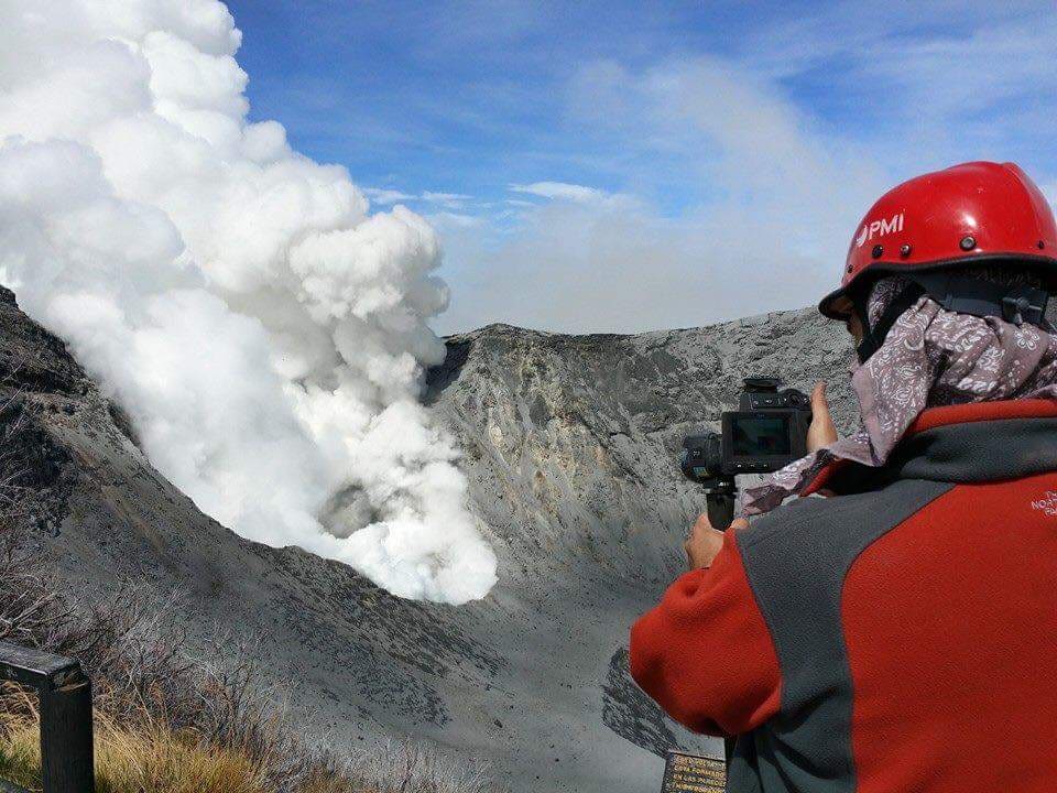 Imagen principal del artículo: Ovsicori eleva el Turrialba a "volcán en erupción"; Sinac ordena cierre indefinido del parque nacional