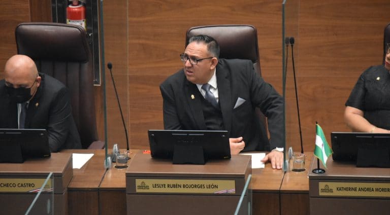 Leslye Bojorges pide a tres congresistas del PLN renunciar por oponerse a jornadas de 12 horas