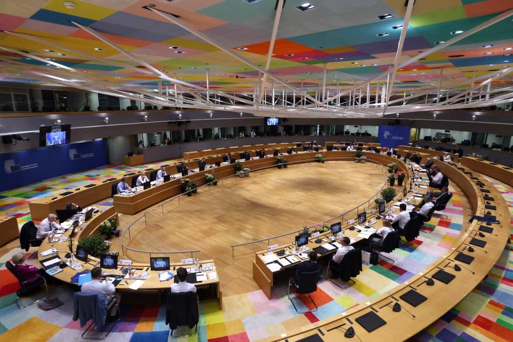Imagen principal del artículo: La Unión Europea acuerda un embargo parcial al crudo ruso