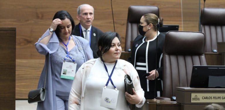Feministas sobre declaraciones de ministra de la Mujer: "Es una bofetada a las víctimas de femicidios"