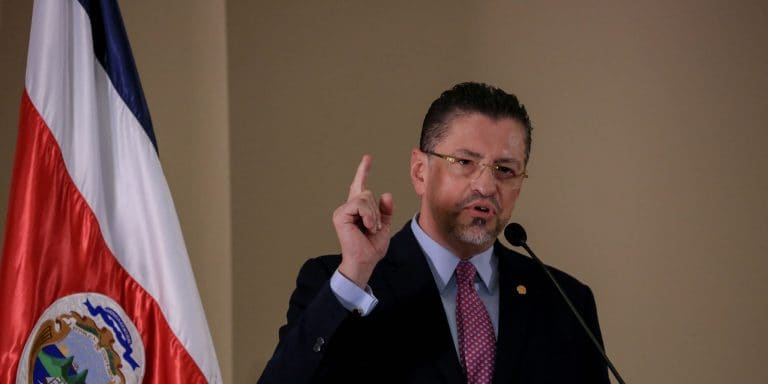 Chaves anuncia flexibilización de regla fiscal, facilitación de trámites y se sacude críticas por puerto de Caldera