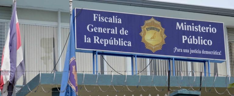 Arrestan a dos investigadores del OIJ por sustraer pasta de dientes, atunes y licor durante un allanamiento