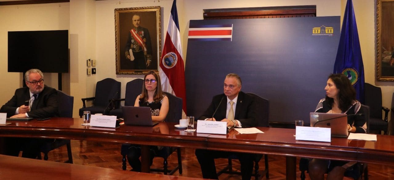 Imagen principal del artículo: Jornada tranquila, excepto para la Cancillería