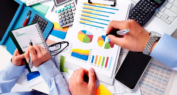 Cinco claves para construir un presupuesto familiar realista y educar en el hogar sobre finanzas saludables