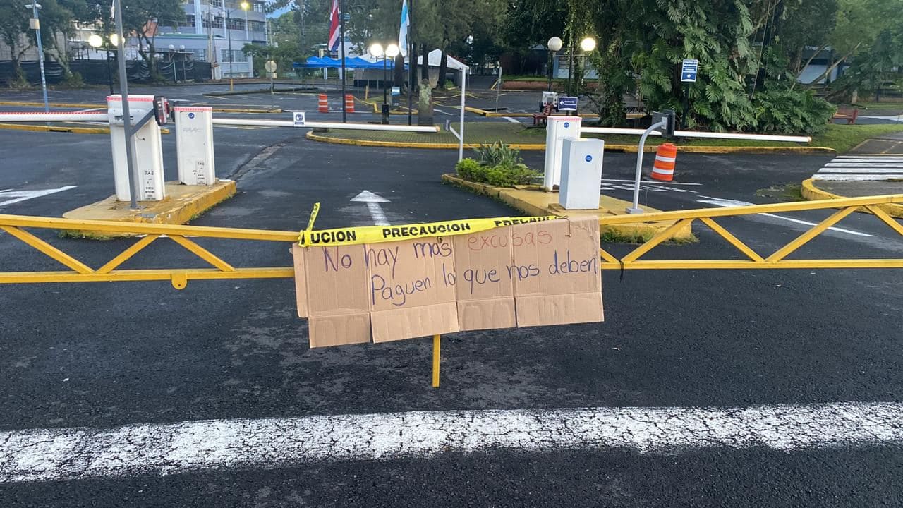 Imagen principal del artículo: UCR interrumpe negociación con sindicato por bloqueos y tomas de edificios