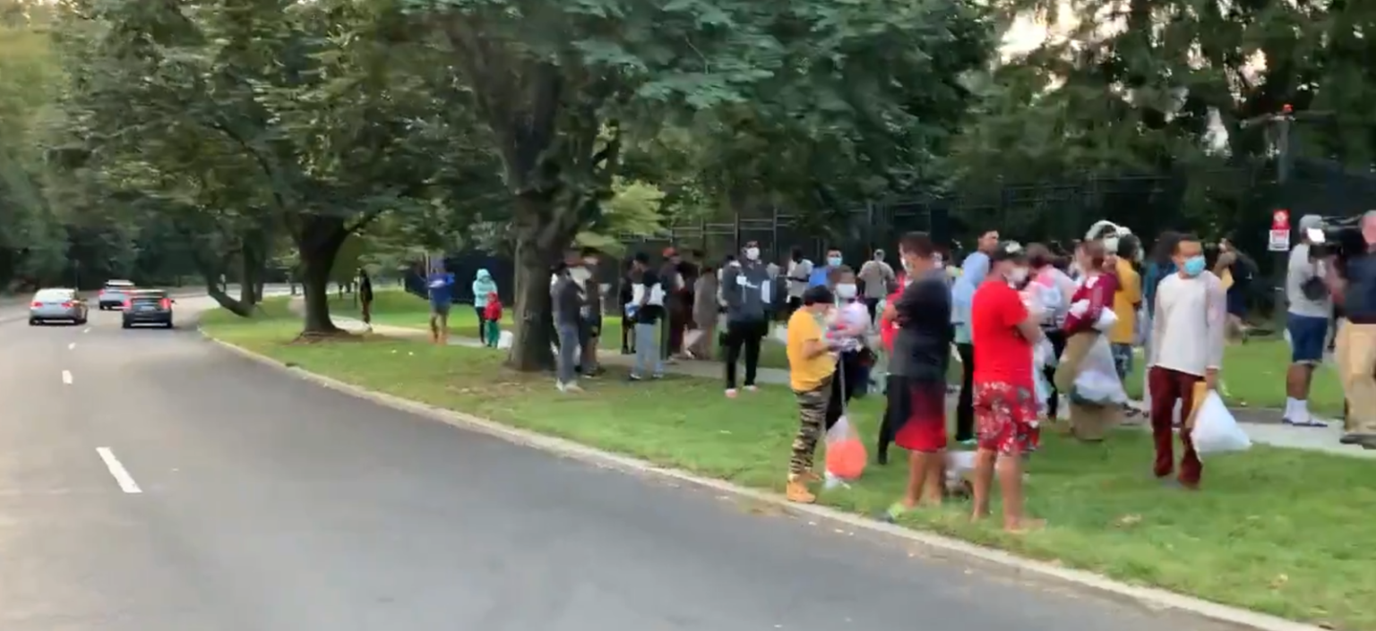 Imagen principal del artículo: Autobuses llenos de migrantes son utilizados como parte de protesta política en Estados Unidos 
