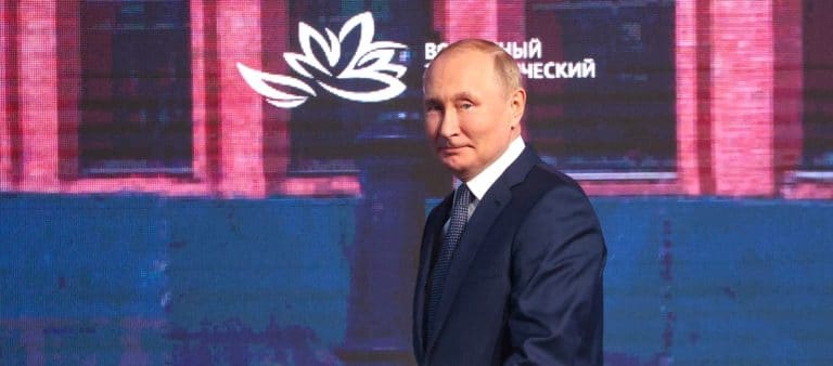 Sin sorpresa alguna, Putin arrasa en las elecciones y comandará el Kremlin por lo menos hasta 2030