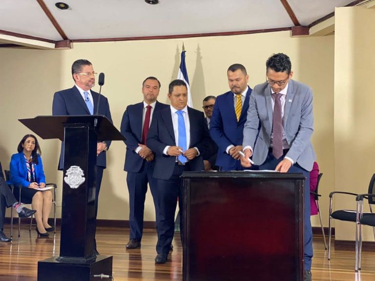 Gobierno firma acuerdo para la devolución de frecuencias 5G al Estado