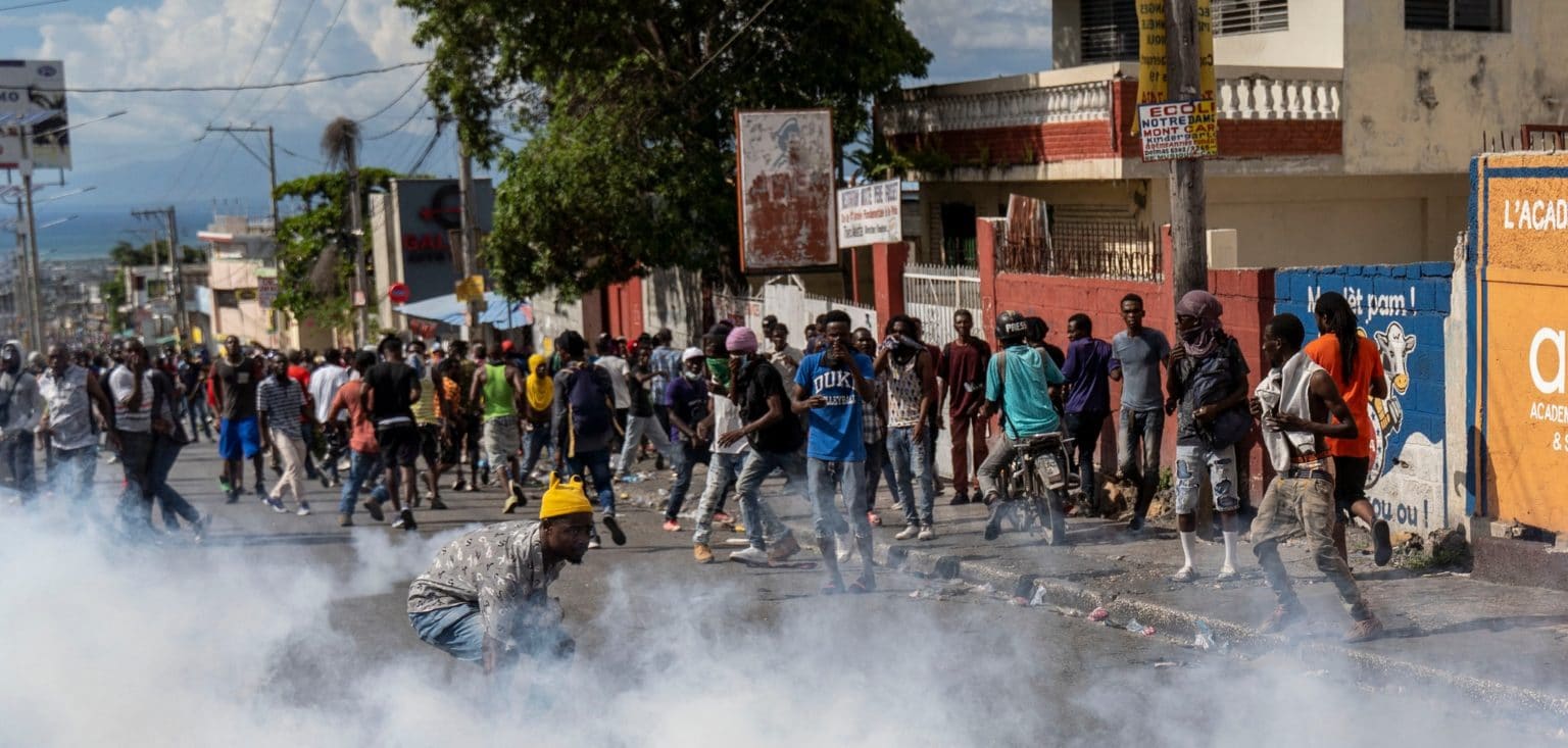 Imagen principal del artículo: Miles protestan en Haití ante el aumento de la violencia en el país 