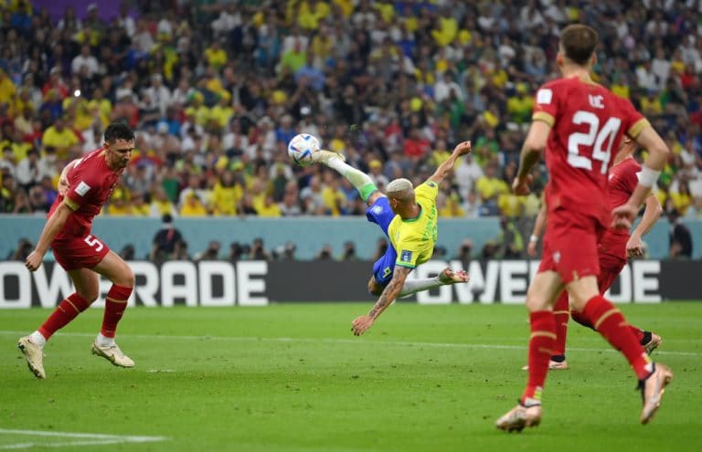 La pentacampeona del mundo Brasil inicia sólidamente su camino en Qatar