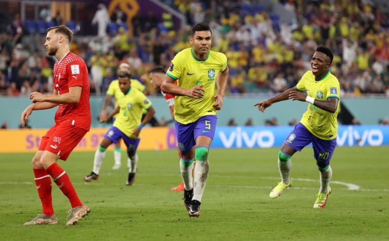 Brasil gana y asegura su pase a octavos de final