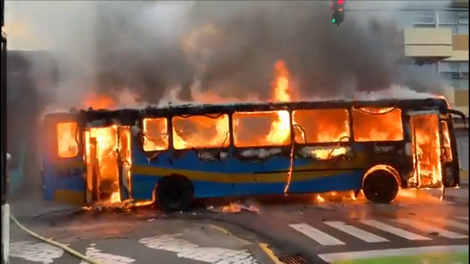 Imagen principal del artículo: Autobús que se incendió en el centro de San José se habría beneficiado de ley para extender su vida útil