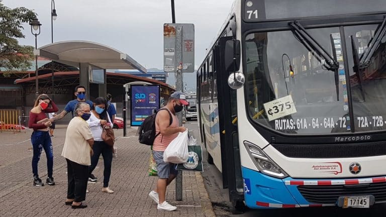 Gasolina, transporte en autobús y paquetes turísticos al extranjero subieron de precio en junio