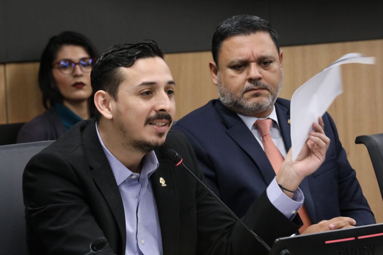 Imagen principal del artículo: Diputados oficialistas buscan 'canjear' vía rápida a ley contra crimen organizado a cambio de jornadas 4x3, denuncia Frente Amplio