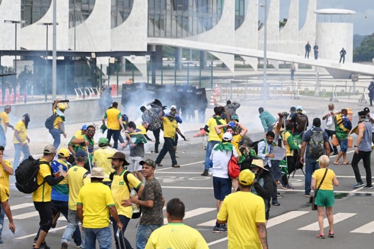 Policía de Brasil libera a 600 personas acusadas de participar en el asalto a los tres poderes