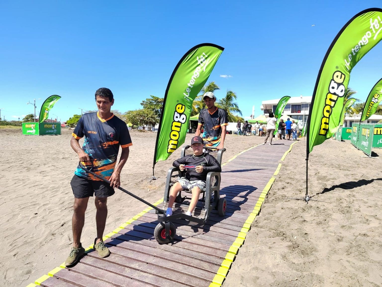 Imagen principal del artículo: Puntarenas recibe silla anfibia y se convierte en destino turístico accesible