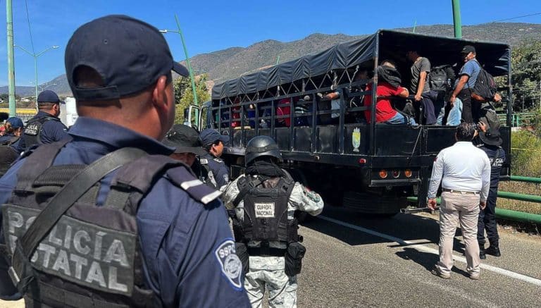Hallan 250 migrantes hacinados en el interior de un tráiler en México