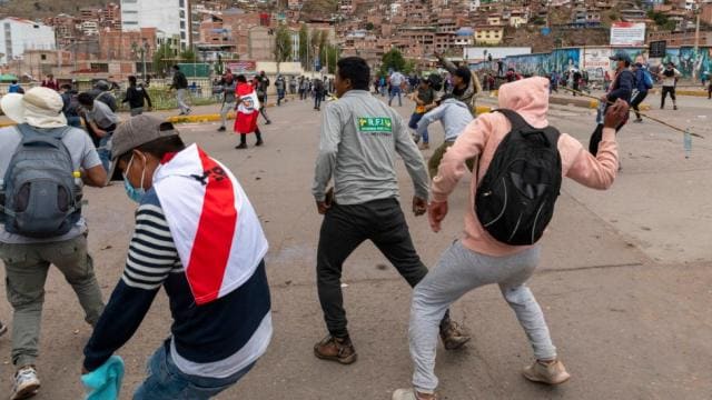 Intensos bloqueos y enfrentamientos persisten en varias regiones de Perú 