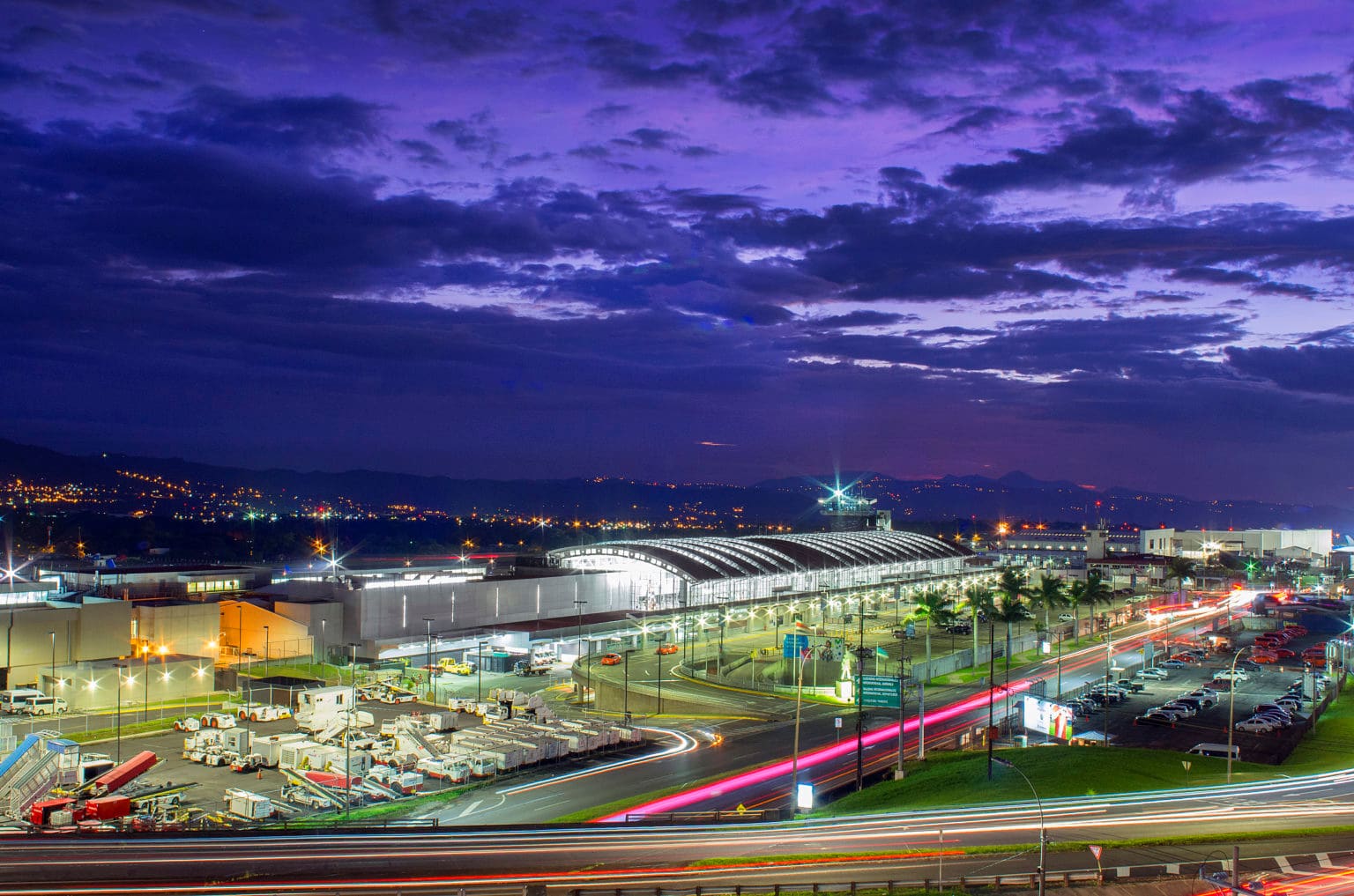 Imagen principal del artículo: Grupo mexicano ASUR compra el holding brasileño que agrupa la concesión del Aeropuerto Juan Santamaría