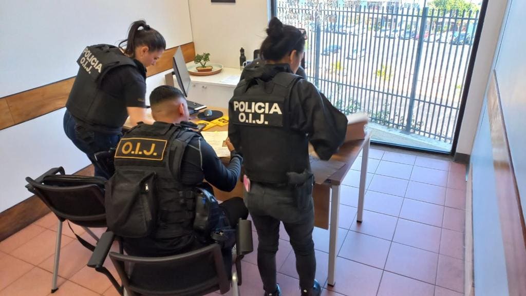 Imagen principal del artículo: OIJ y Fiscalía Anticorrupción allanan la CCSS por investigación sobre compra de mascarillas