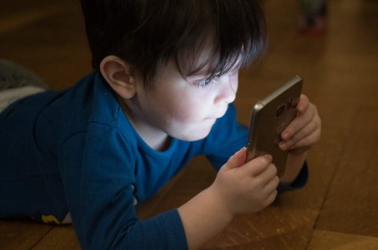 ¿Cuál es el momento indicado para dar un smartphone con acceso a internet a un niño? 
