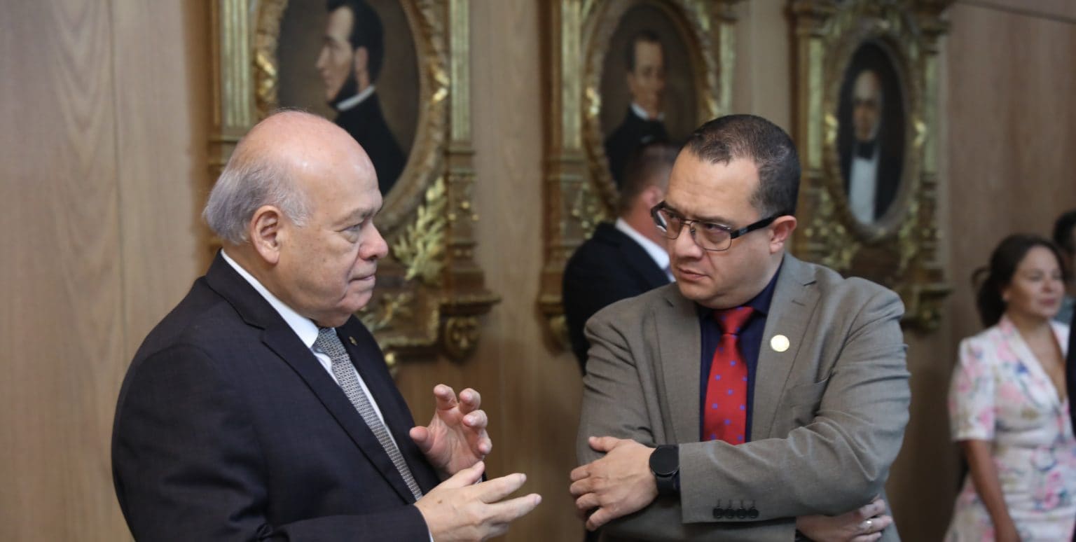 Imagen principal del artículo: Corte extiende permiso a ministro y viceministro de Justicia para que continúen en sus cargos