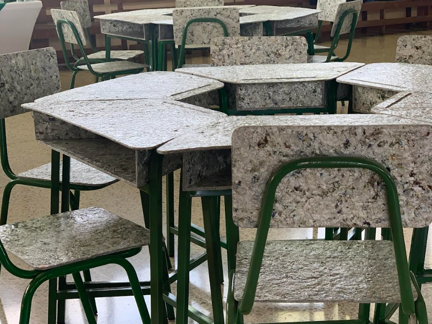 Imagen principal del artículo: Toneladas de residuos se convirtieron en 975 pupitres para centros educativos del país