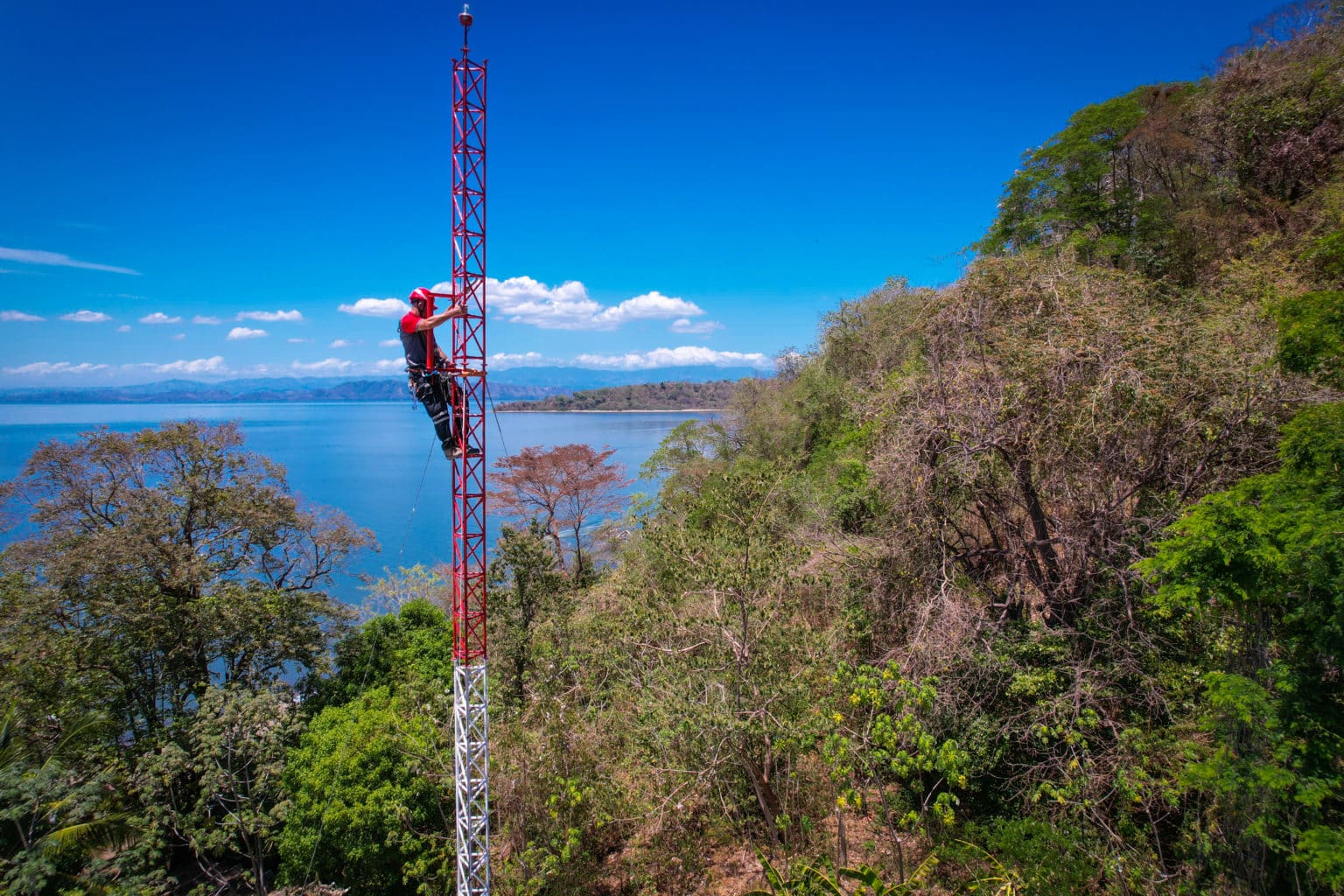 Imagen principal del artículo: 300 estudiantes de Isla Venado cuentan con internet en sus centro educativos por primera vez
