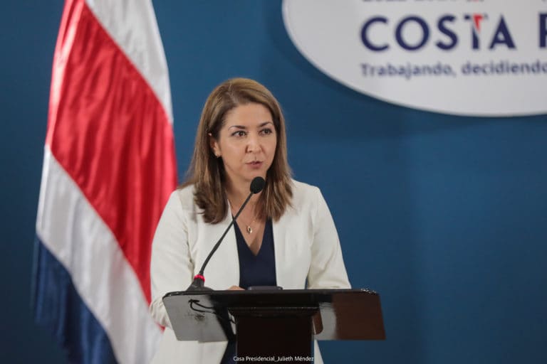 Ministra de Salud sobre rector: "¿Cómo voy a confiar en alguien que prefiere citar a una conferencia antes que brindar el resultado?"