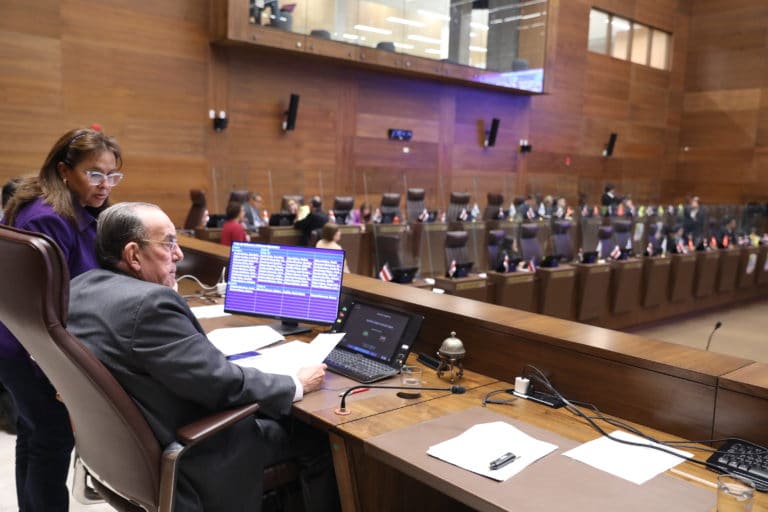 Fracasa primer intento de anular vía rápida a proyecto de jornadas de 12 horas