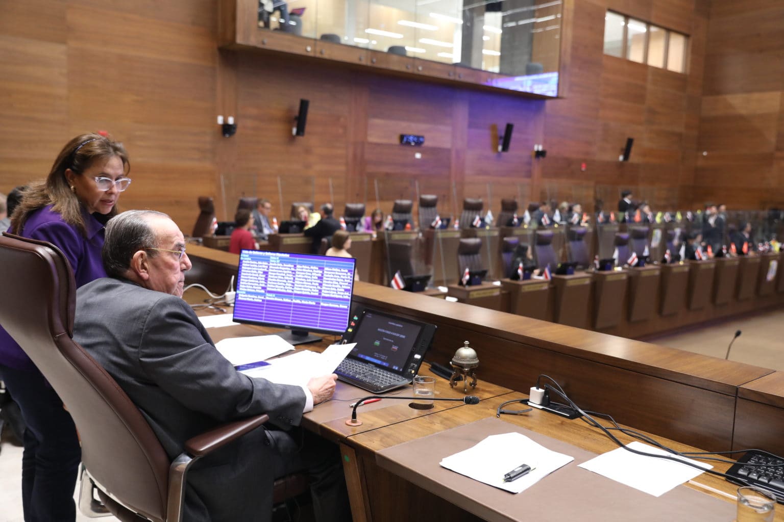 Imagen principal del artículo: Congreso termina con primera mitad de mociones a proyecto de jornadas 4x3; restan 395