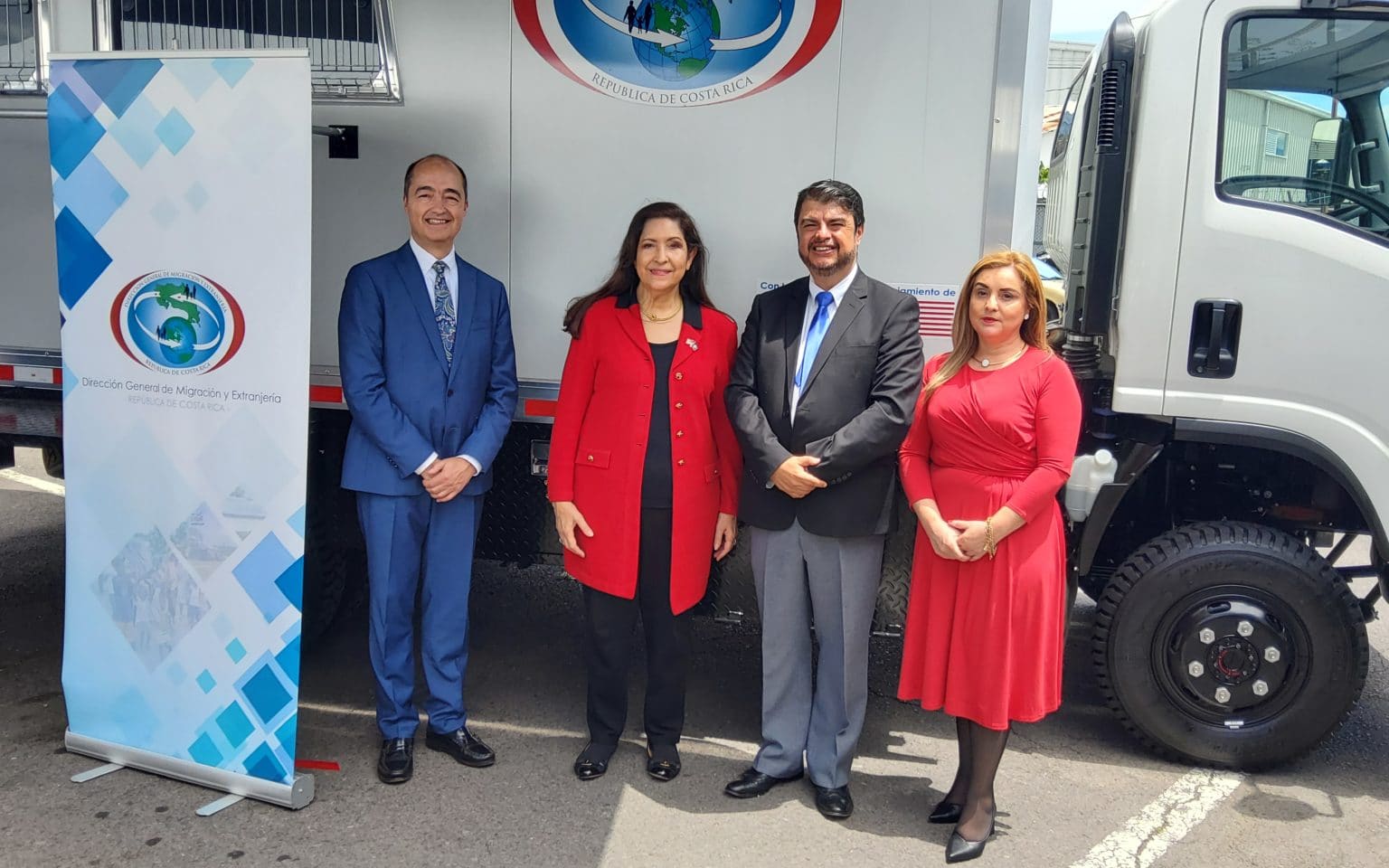 Imagen principal del artículo: Migración y Extranjería recibe donación de dos camionetas para atender solicitudes de refugio