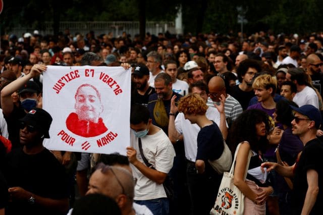 Disturbios en Francia se intensifican tras asesinato de joven de 17 años en manos de la policía 