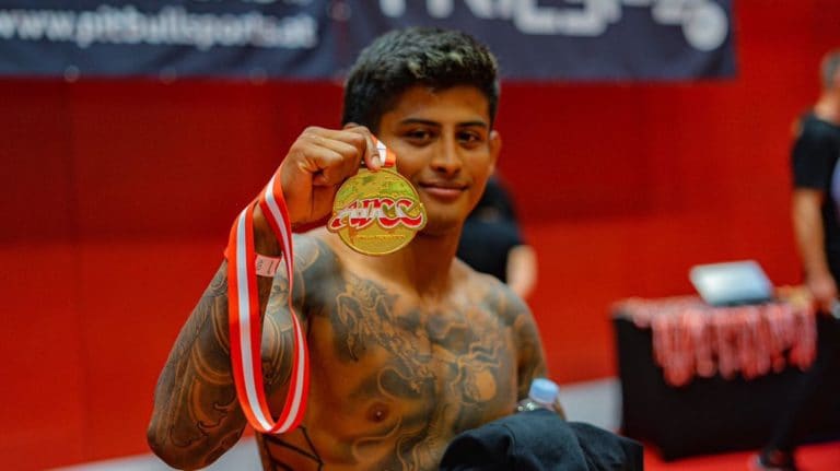 Atleta tico de jiu-jitsu Julián Espinosa gana prestigioso torneo de lucha de sumisión en Austria