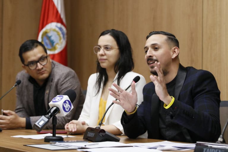 Frente Amplio propone reducir jornada laboral diurna a 40 horas y la nocturna a 36 horas semanales