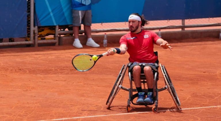 Paratenista tico José Pablo Gil concluye la temporada 2023 con dos trofeos de campeón en Canadá