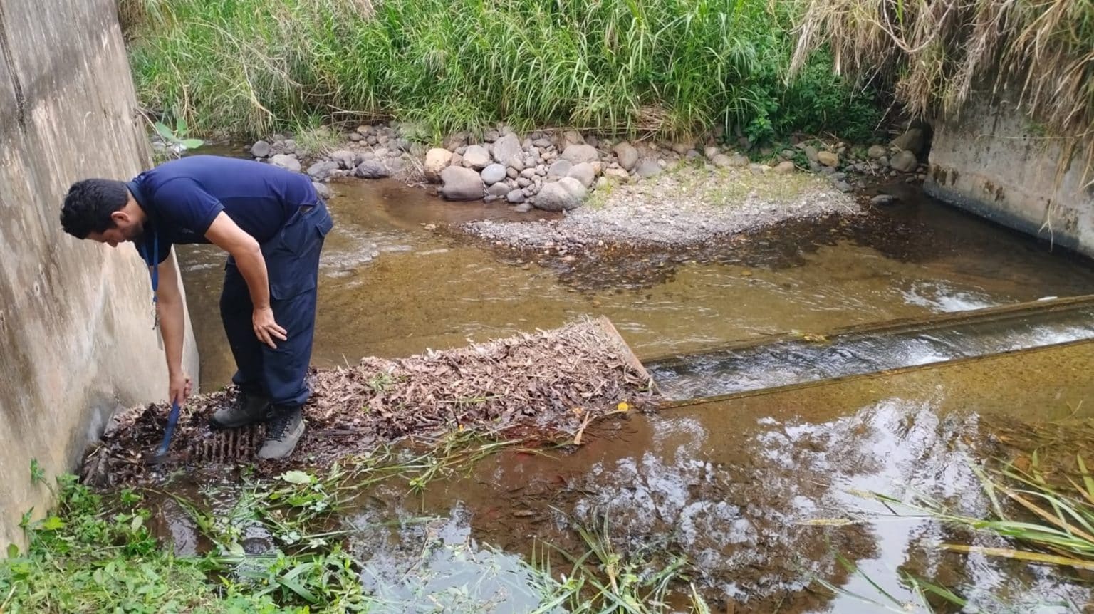 Imagen principal del artículo: Frente Amplio y sindicato denuncian desfinanciamiento de programa para limpiar ríos contaminados 