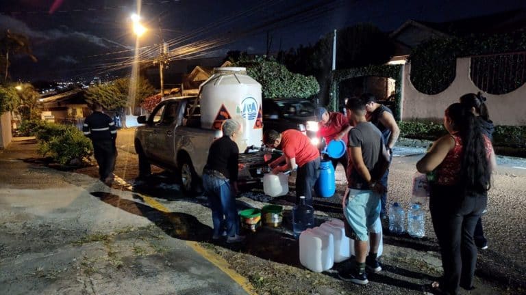 Temblor, crisis de agua y escaramuza en la Asamblea