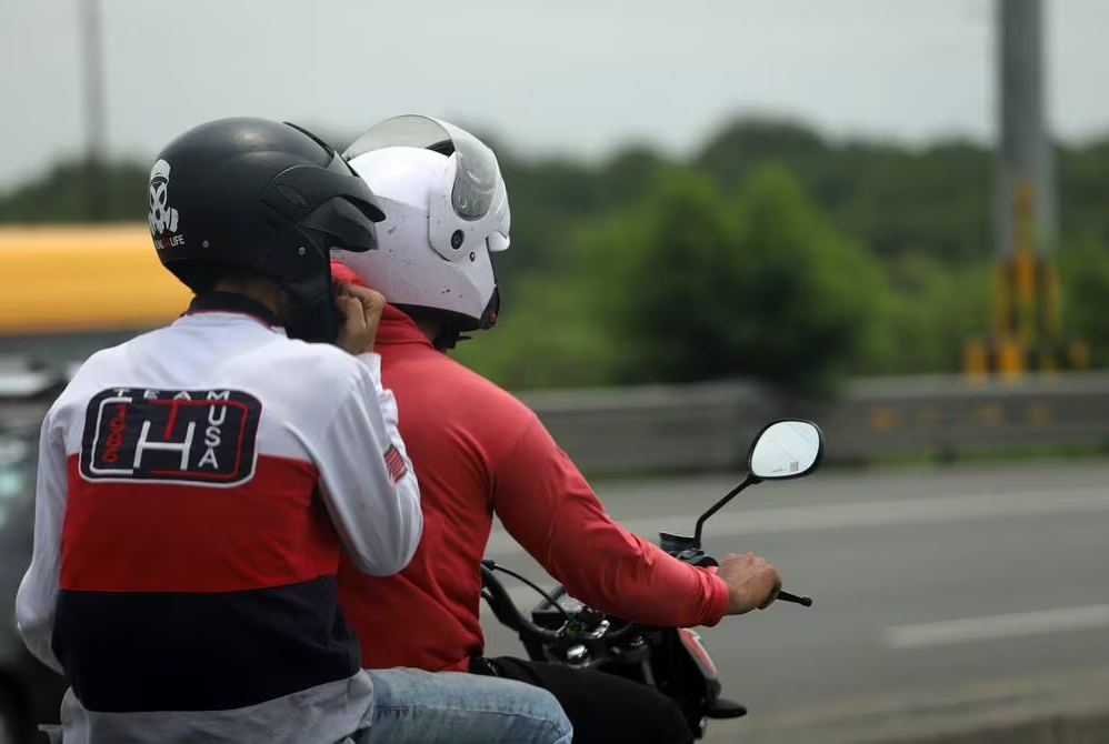 Imagen principal del artículo: MOPT recuerda importancia de usar casco correctamente al viajar en motocicleta