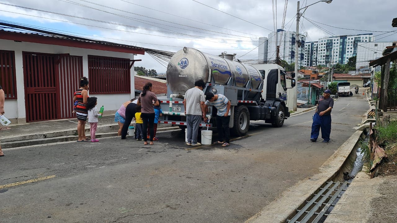 Imagen principal del artículo: CFIA pide conformar "comisión de crisis" por contaminación de agua con hidrocarburos