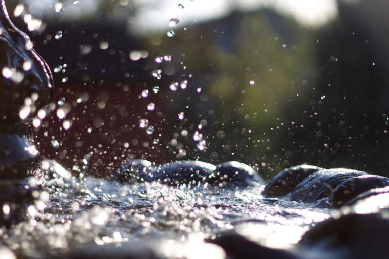 Trazando el movimiento del agua y contaminantes en acueductos urbanos