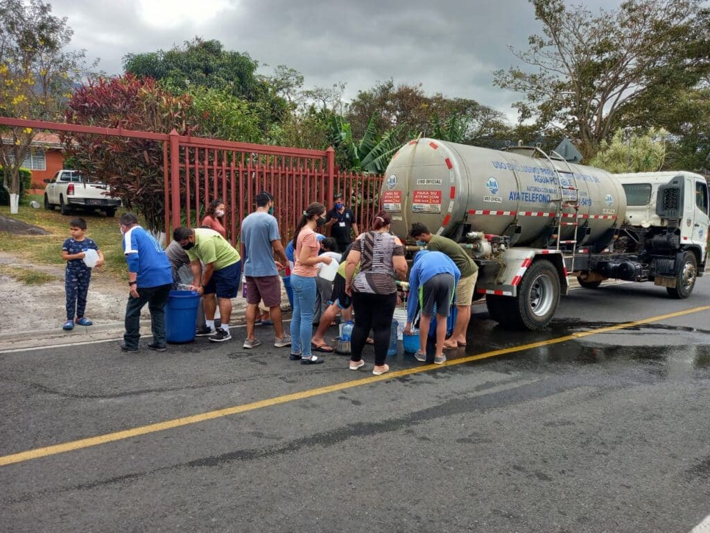 Imagen principal del artículo: Ruptura de tubería principal deja sin agua a comunidades de Hatillo y Mata Redonda