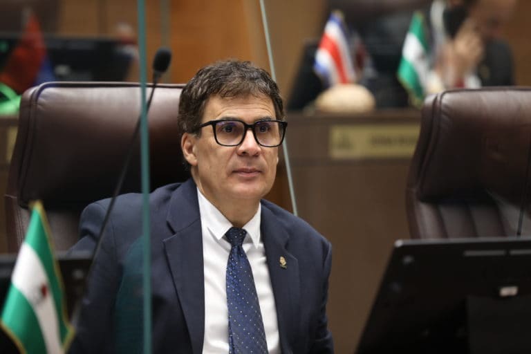Diputado del PLN cuestiona narrativa de "milagro económico" y advierte sobre crecimiento de la deuda pública
