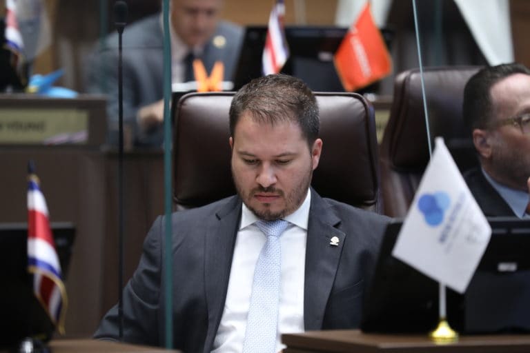 Diputado fabricista presenta proyecto para reponer la "M" o "F" en la cédula de identidad