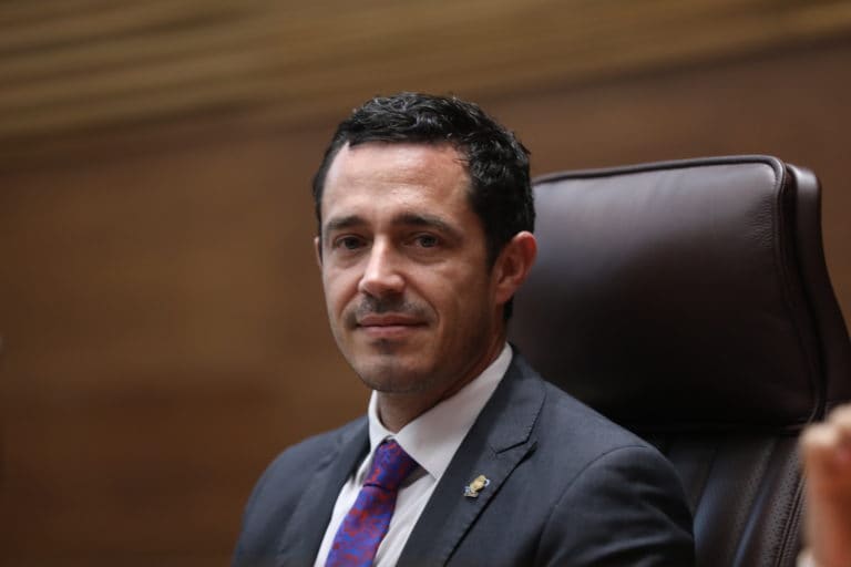 Diputado pide la suspensión de modelo tarifario que afecta a propietarios de paneles solares